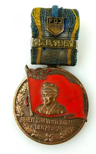 Ernst Thälmann Medaille Nr. 8576 FDJ "Bereit zur Verteidigung der Heimat" e1737