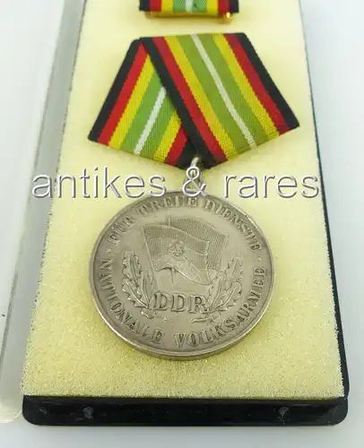 Medaille treue Dienste in der NVA in Silber vgl. Band 1 Nr. 150 c, Punze 1