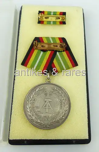 Medaille treue Dienste in der NVA in Silber vgl. Band 1 Nr. 150 c, Punze 1