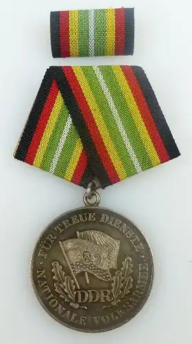 Medaille für treue Dienste in der NVA in 900 Silber, Punze 8, Orden951