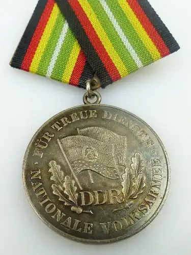 Medaille für treue Dienste in der NVA in 900 Silber, Punze 8, Orden951