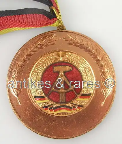 alte Siegerplakette: Sporttauben in Bronze, Für hervorragende Leistungen