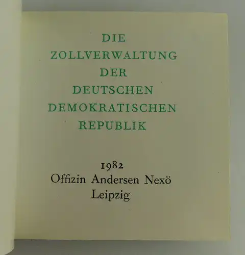 Minibuch: Zollverwaltung der DDR überreicht Verlagschef der Jungen Welt Buch1534