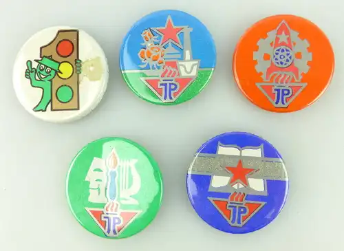 #e1989 Fünf verschiedene Anstecker /Buttons der Jungpioniere JP DDR im Etui