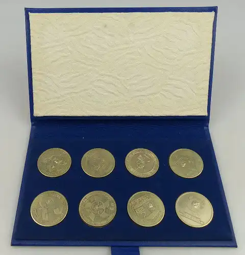 8 Medaillen: überreicht vom Zentralrat der FDJ, Orden1390