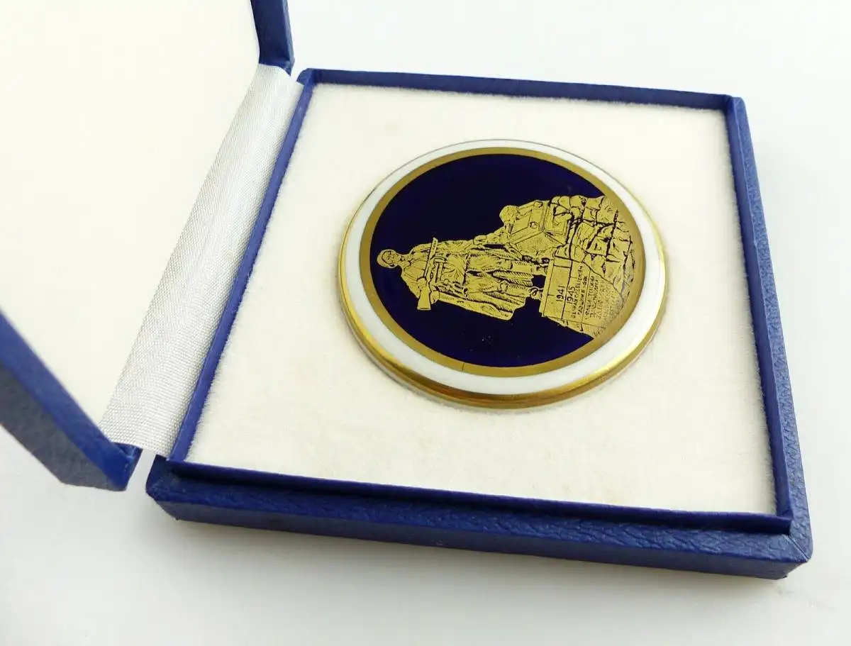 e11760 Weimarer Porzellan Medaille Ehrenmal mit russischem Soldaten in OVP