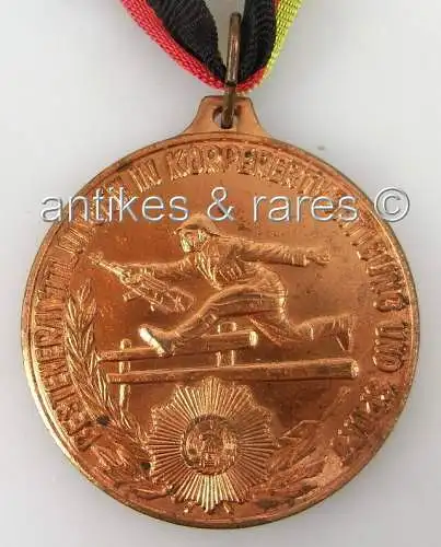 Medaille Bestenermittlung in Körperertüchtigung und Sport in Bronze mit Band