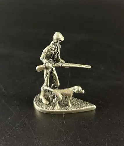 Kleiner Jäger mit Hund und Gewehr aus massivem 800 Silber y0037