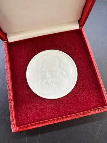 Original alte Medaille Meissen Porzellan Porträt Karl Marx in OVP y0060