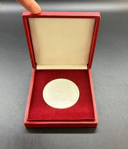 Original alte Medaille Meissen Porzellan Porträt Karl Marx in OVP y0060