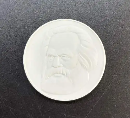 Original alte Medaille Meissen Porzellan Porträt Karl Marx in OVP y0060