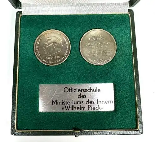 2 DDR Medaillen Offiziersschule des MdI Ministerium des Innern Wilhelm Pieck