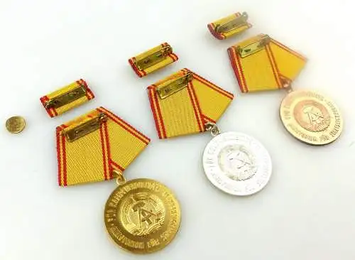 3 Medaillen Für Kampfverdienst Dr. Richard Sorge Medaille in Gold Silber Bronze