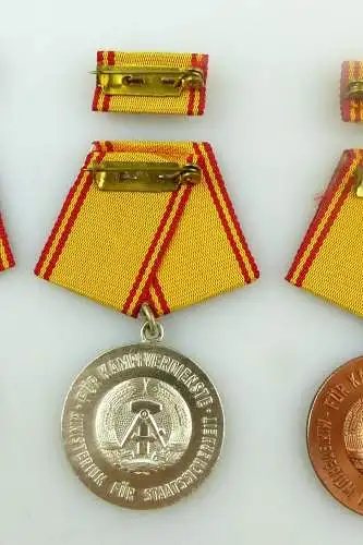 3 Medaillen Für Kampfverdienst Dr. Richard Sorge Medaille in Gold Silber Bronze