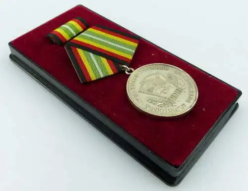 Medaille für treue Dienste in der NVA in 900 Silber, Punze 7 Nr. 150e, Orden2573