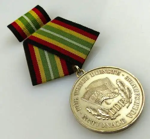 Medaille für treue Dienste in der NVA in 900 Silber, Punze 7 Nr. 150e, Orden2573