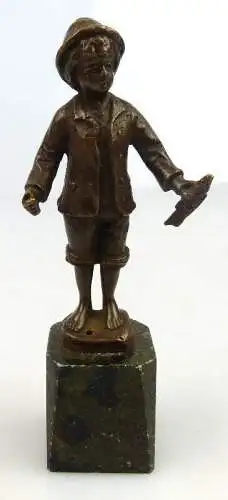 original alte Bronze Junge mit Fisch in der Hand un064