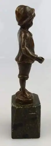 Original alte Bronze Junge mit Fisch in der Hand un064