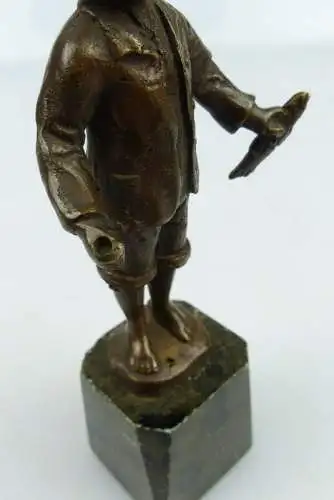 Original alte Bronze Junge mit Fisch in der Hand un064