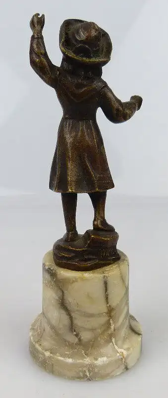 original alte Bronze Mädchen mit Hut hinten signiert un063 3
