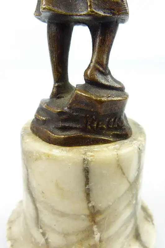 original alte Bronze Mädchen mit Hut hinten signiert un063 7