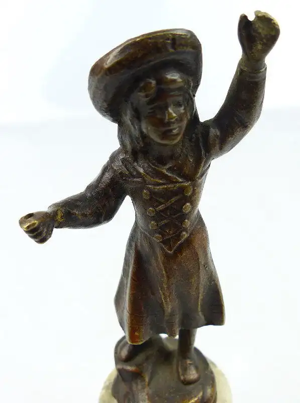 original alte Bronze Mädchen mit Hut hinten signiert un063 8