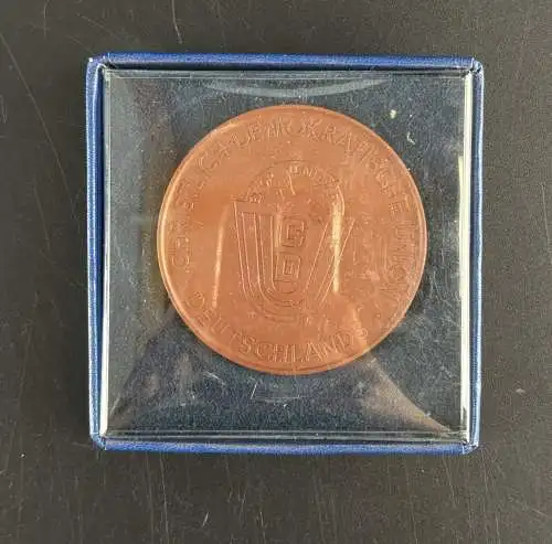 DDR Böttgersteinzeug Meissen Medaille CDU für 25 Jahre treue Mitarbeit y0052