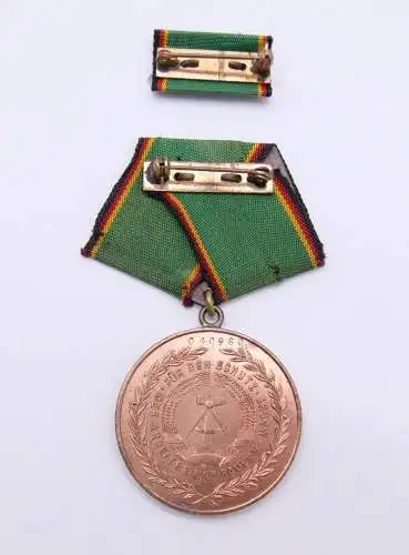 e12471 Medaille für treue Dienste in der NVA Sammlermontage Trageweise Polizei