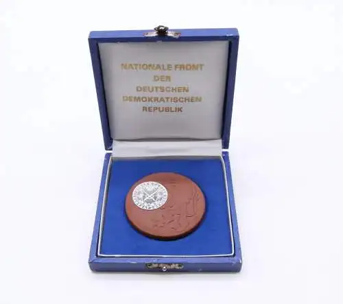 e12482 Meissen Medaille Nationale Front der DDR Böttger Steinzeug in OVP