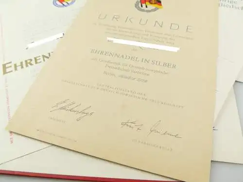 e12186 Konvolut Urkunden FDGB Nationale Front Ehrennadel Silber Gold DFD 