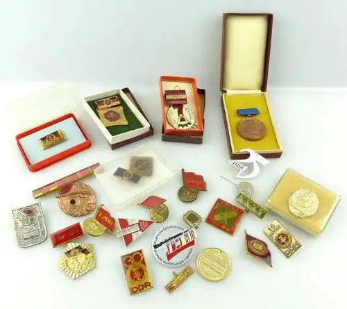 e12160 1 Position alte DDR Orden und Abzeichen siehe Foto