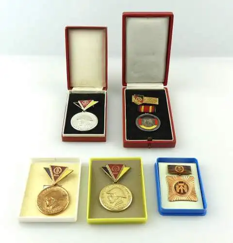 e12158 1 Position NVA DDR Oden und Abzeichen