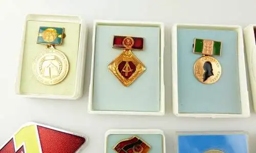 e12095 1 Konvolut original alte DDR Orden und Abzeichen 