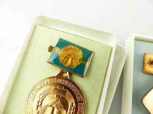 e12095 1 Konvolut original alte DDR Orden und Abzeichen 