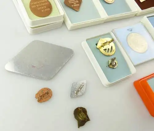 e12095 1 Konvolut original alte DDR Orden und Abzeichen 