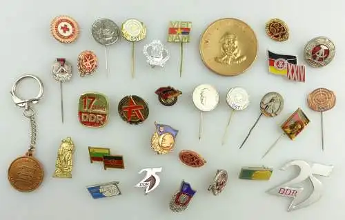 e11796 30 verschiedene DDR Abzeichen und Medaillen 