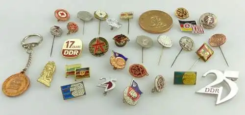 e11796 30 verschiedene DDR Abzeichen und Medaillen 