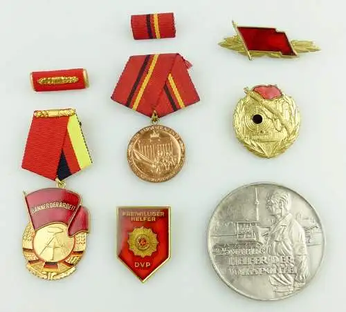 e11480 Konvolut DDR Orden mit Banner der Arbeit Stufe III und Helfer der VP