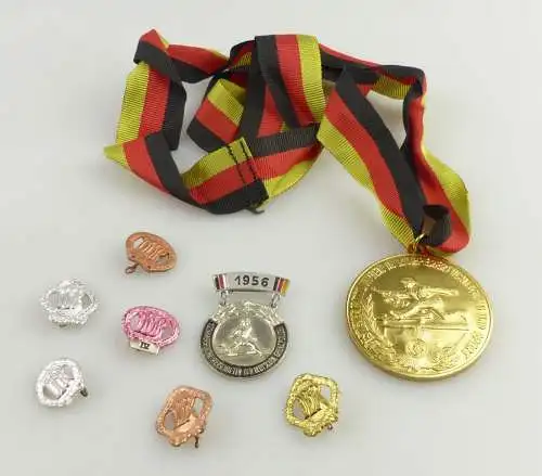 e11435 Konvolut DDR Abzeichen Sportauszeichnungen Medaille Bestellermittlung 