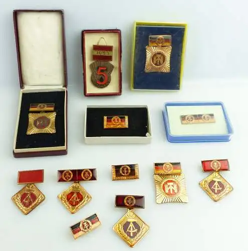  e11421 Alte DDR Abzeichen Aktivist und Kollektiv sozialistische Arbeit 12 Teile