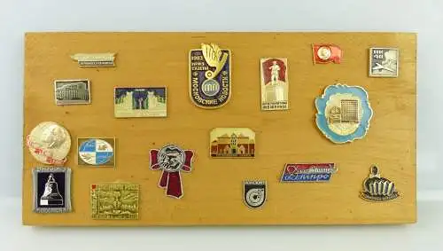  e11417 Ehrengeschenk mit verschiedenen russischen Abzeichen auf Holzbrett