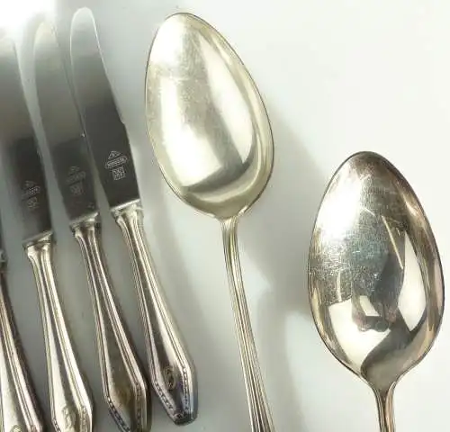 e11384 26 teiliges versilbertes Besteck 12 Messer 12 Gabeln 2 Vorlegelöffel