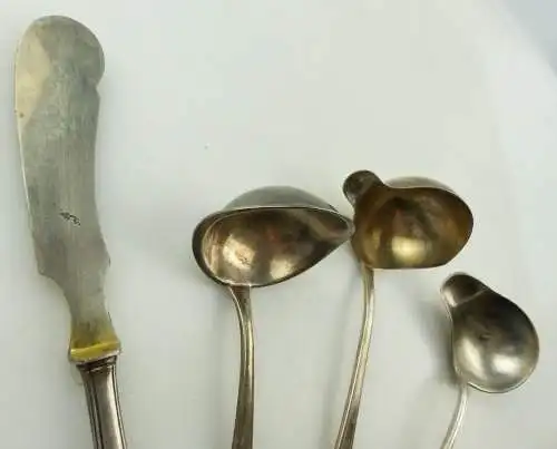 e10863 3 verschiedene alte Kellen Soßenkellen und 1 Vorlegemesser versilbert 