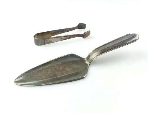 e10780 1 Tortenheber und 1 Zuckerzange verschiedene Modelle wohl versilbert 