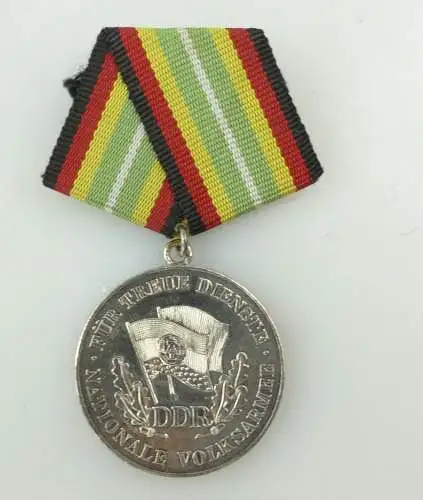 e10665 Nachlass P Medaille für treue Dienste in der NVA silberfarben mit Urkunde