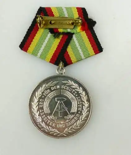 e10665 Nachlass P Medaille für treue Dienste in der NVA silberfarben mit Urkunde