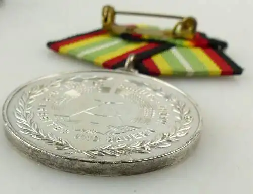 e10665 Nachlass P Medaille für treue Dienste in der NVA silberfarben mit Urkunde