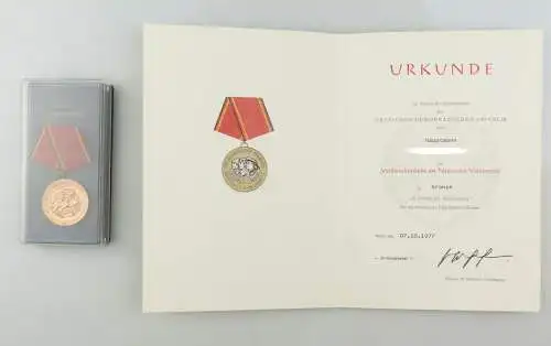 e10659 DDR Nachlass P Verdienstmedaille der Nationalen Volksarmee Bronze 147 g