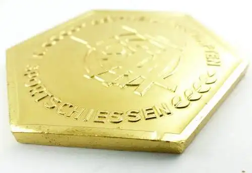 e9362 DDR Plakette GST Meisterschaften im Sportschiessen goldfarben