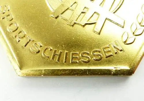 e9362 DDR Plakette GST Meisterschaften im Sportschiessen goldfarben